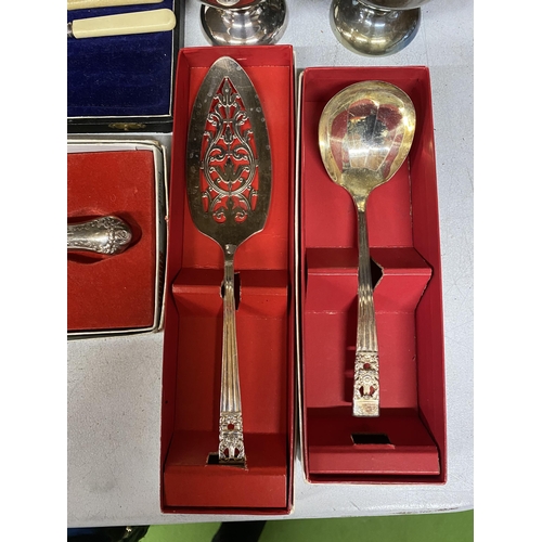 1020A - A LARGE QUANTITY OF BOXED VINTAGE FLATWARE TO INCLUDE A SERVING SET, KNIVES, FORKS, SPOONS, CAKE SLI... 