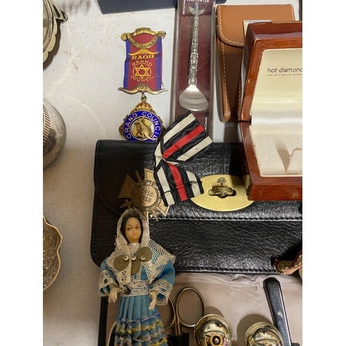 1023 - A MIXED VINTAGE LOT TO INCLUDE A CASED MANICURE SET, BUTTONS, SILVER PLATED BOX AND BRUSH FLATWARE, ... 