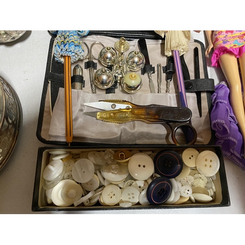 1023 - A MIXED VINTAGE LOT TO INCLUDE A CASED MANICURE SET, BUTTONS, SILVER PLATED BOX AND BRUSH FLATWARE, ... 