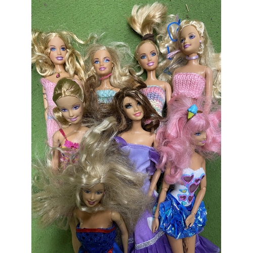 1024 - A BAG OF EIGHT MATTEL DOLL FIGURES