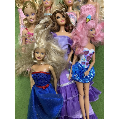 1024 - A BAG OF EIGHT MATTEL DOLL FIGURES