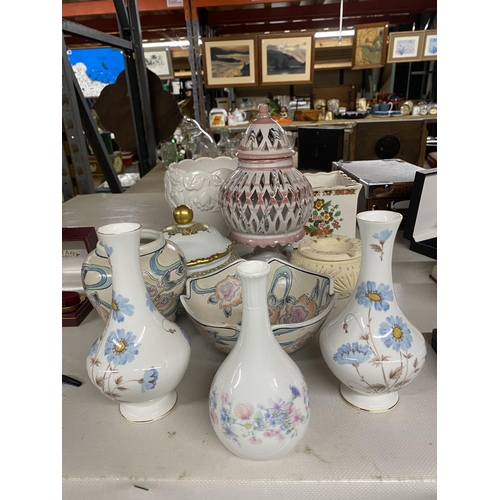 1033 - A QUNTITY OF CERAMIC ITEMS TO INCLUDE PLANTERS, BUD VASES, POTS, ETC