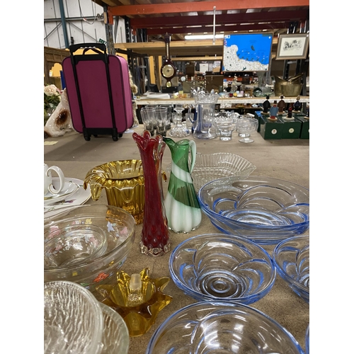 1039 - A LARGE QUANTITY OF GLASSWARE TO INCLUDE BOWLS, A VASE, JUG, ETC