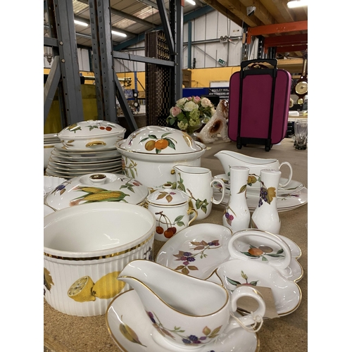 1040 - A LARGE QUANTITY OF ROYAL WORCESTER 'EVESHAM' DINNERWARE TO INCLUDE PLATES OF VARIOUS SIZES, LIDDED ... 