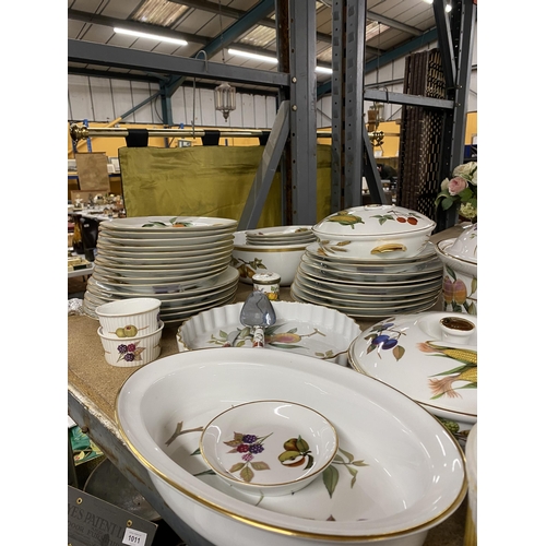 1040 - A LARGE QUANTITY OF ROYAL WORCESTER 'EVESHAM' DINNERWARE TO INCLUDE PLATES OF VARIOUS SIZES, LIDDED ... 