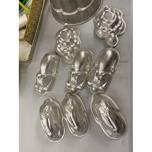 1046 - A QUANTITY OF JELLY MOULDS TO INCLUDE RABBITS, TORTOISES, ETC