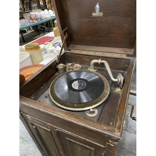 1053 - A1920'S 'DULCETTO' GRAMOPHONE IN A WOODEN CABINET