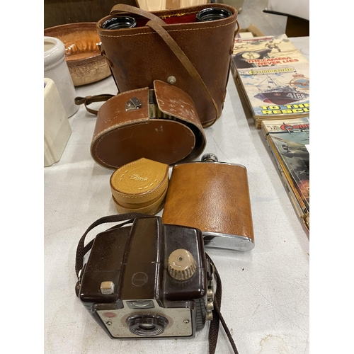 1056 - A MIXED LOT TO INCLUDE A KODAK BROWNIE HOLIDAY FLASH CAMERA, INTERNATIONAL 7 X 35 FIELD GLASSES IN L... 