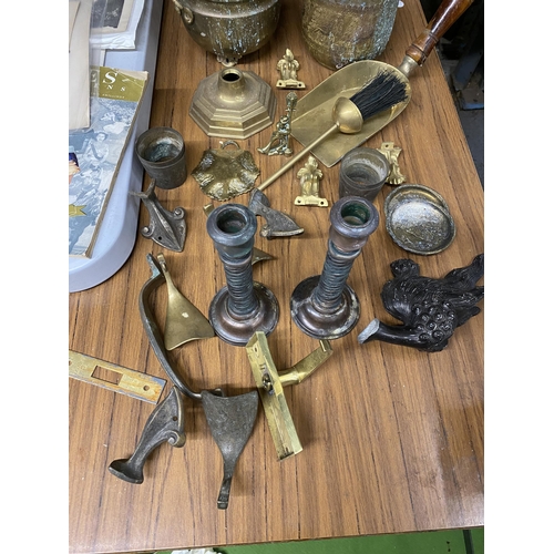 1062 - A QUANTITY OF BRASS ITEMS TO INCLUDE CANDLESTICKS, FURNITURE FEET, PLANTERS, A FIRESIDE SHOVEL, ETC