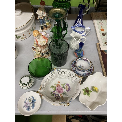 1064 - A MIXED LOT TO INCLUDE VINTAGE GREEN GLASS VASES AND JUGS WITH EMBOSSED AND ETCHED DETAILS, CERAMIC ... 