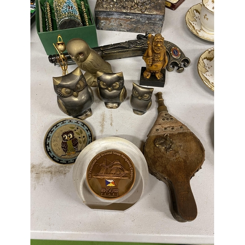 1071 - A MIXED LOT TO INCLUDE BRASS OWLS, CANDLESTICKS, DECORATIVE PISTOL, HEAVY LIDDED EMBOSSED BOX, ETC