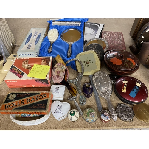 1077 - A LARGE MIXED LOT TO INCLUDE VINTAGE VANITY AND PILL BOXES, TRINKET BOXES, RAZORS, HAND MIRRORS, ETC