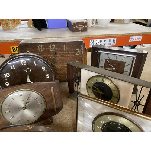 1078 - A COLLECTION OF VINTAGE MANTLE CLOCKS TO INCLUDE METAMEC AND SMITHS - 8 IN TOTAL