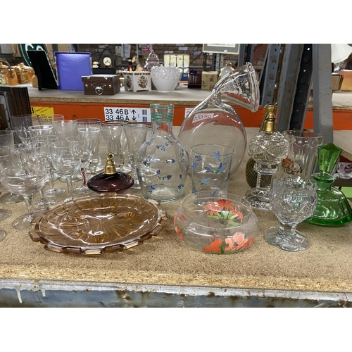 1079 - A LARGE QUANTITY OF VINTAGE GLASSWARE TO INCLUDE BOTTLES, SCENT BOTTLES, GLASSES, ETC