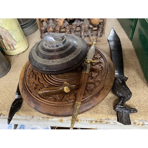 1082 - A QUANTITY OF TREEN ITEMS TO INCLUDE A FIGURE GROUP, CARVED LIDDED POT, TRIVET, TABLE LIGHTER, LETTE... 