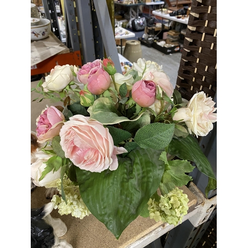 1087 - A LARGE GLASS BOWL WITH A ROSE FLOWER ARRANGEMENT