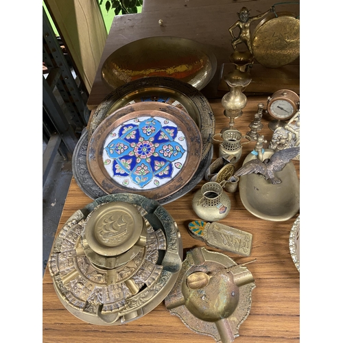 1098 - A LARGE QUANTITY OF BRASS ITEMS TO INCLUDE A GONG, WALL PLATES, BELLS, SPOONS, VASES, ETC