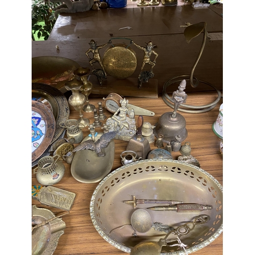 1098 - A LARGE QUANTITY OF BRASS ITEMS TO INCLUDE A GONG, WALL PLATES, BELLS, SPOONS, VASES, ETC