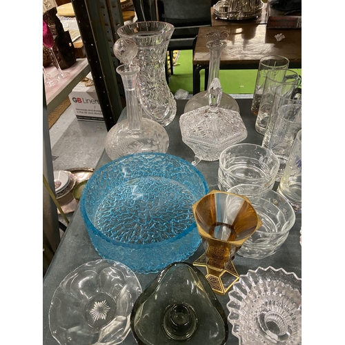 1115 - A LARGE QUANTITY OF GLASSWARE TO INCLUDE VASES, DECANTERS, BOWLS, GLASSES, ETC