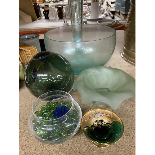 1117 - A QUANTITY OF GLASSWARE TO INCLUDE A LARGE TRUMPET SHAPED VASE, BOWLS, ETC