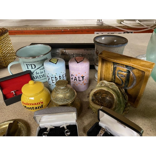 1118 - A MIXED LOT TO INCLUDE HORSESHOES, BOXED CUFFLINKS, STUDIO POTTERY, BRASSWARE, ETC