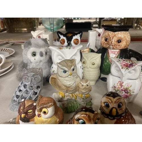 1142 - A QUANTITY OF CERAMIC AND GLASS OWLS