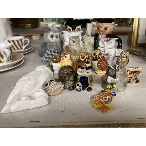 1142 - A QUANTITY OF CERAMIC AND GLASS OWLS