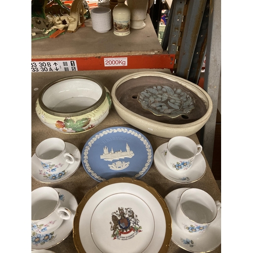 1152 - A MIXED GROUP OF CERAMICS TO INCLUDE WEDGWOOD JASPERWARE PLATE