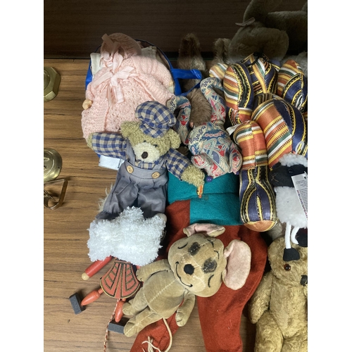 1157 - A QUANTITY OF SOFT TOYS TO INCLUDE A MERRYTHOUGHT BLACK DOLL, A MONKEY, MOUSE, SHEEP, RABBIT, ETC.