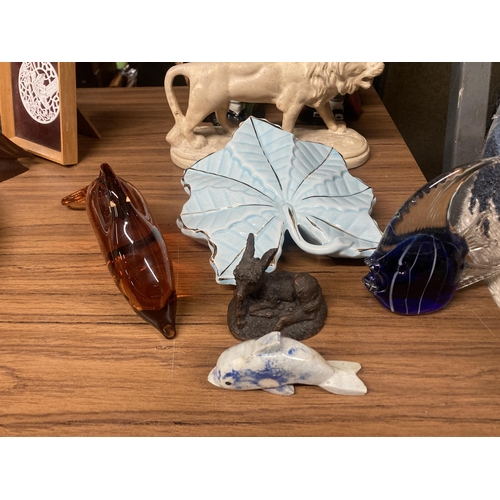 1183 - A MIXED LOT TO INCLUDE GLASS PAPERWEIGHTS, MAPLE LEAF, DOLPHIN, ROY KIRKHAM POTTERY JUGS, ETC.,