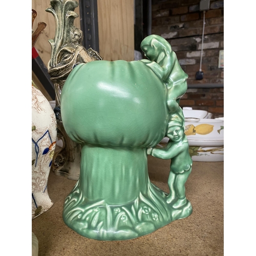 998 - A MIXED LOT TO INCLUDE AN ART GLASS VASE, A GREEN SYLVAC VASE IN THE SHAPE OF A MUSHROOM WITH PIXIE ... 