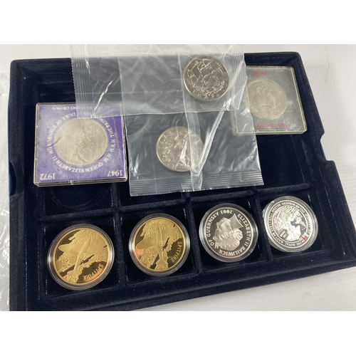 458 - A SMALL MIXED LOT OF COINS TO INCLUDE : 2 X 2005 TRAFALGAR £5 , 2 X 2003 NELSON £5 , 2 X $25 SOLOMON... 