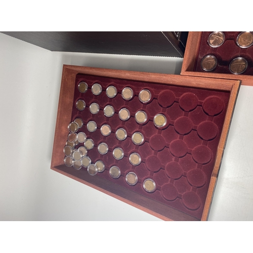 497 - A FIVE TIER COIN CABINET HOUSING ENCAPSULATED 1D UK COINS , 1910 ONWARDS . SOME BETTER DATES NOTED