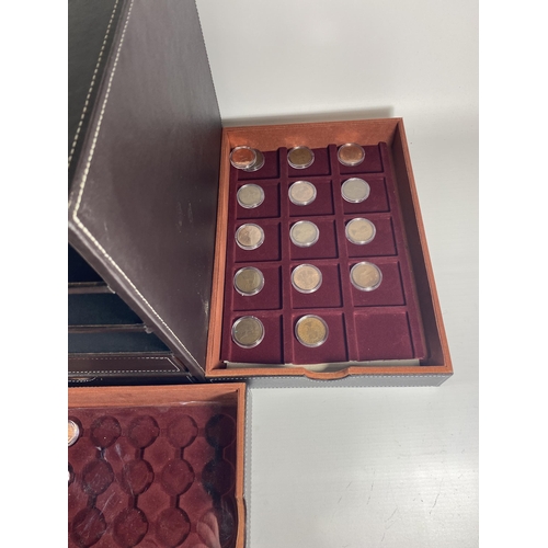 497 - A FIVE TIER COIN CABINET HOUSING ENCAPSULATED 1D UK COINS , 1910 ONWARDS . SOME BETTER DATES NOTED