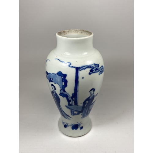 301 - A CHINESE KANGXI PERIOD (1661-1722) BLUE AND WHITE PORCELAIN BALUSTER FORM VASE DEPICTING FIGURES IN... 