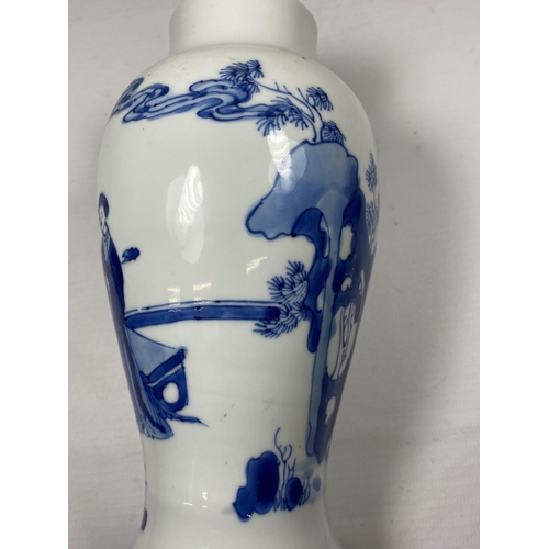 301 - A CHINESE KANGXI PERIOD (1661-1722) BLUE AND WHITE PORCELAIN BALUSTER FORM VASE DEPICTING FIGURES IN... 