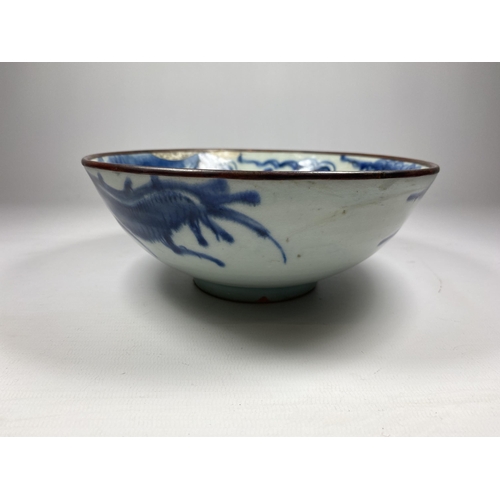 304 - A CHINESE TONGZHI PERIOD 19TH CENTURY BLUE AND WHITE BOWL WITH DRAGON DESIGN, SEAL MARK TO BASE, DIA... 