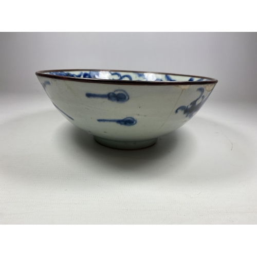 304 - A CHINESE TONGZHI PERIOD 19TH CENTURY BLUE AND WHITE BOWL WITH DRAGON DESIGN, SEAL MARK TO BASE, DIA... 