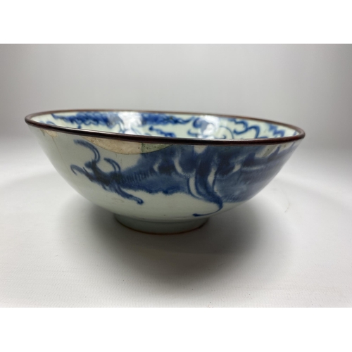 304 - A CHINESE TONGZHI PERIOD 19TH CENTURY BLUE AND WHITE BOWL WITH DRAGON DESIGN, SEAL MARK TO BASE, DIA... 