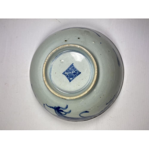 304 - A CHINESE TONGZHI PERIOD 19TH CENTURY BLUE AND WHITE BOWL WITH DRAGON DESIGN, SEAL MARK TO BASE, DIA... 