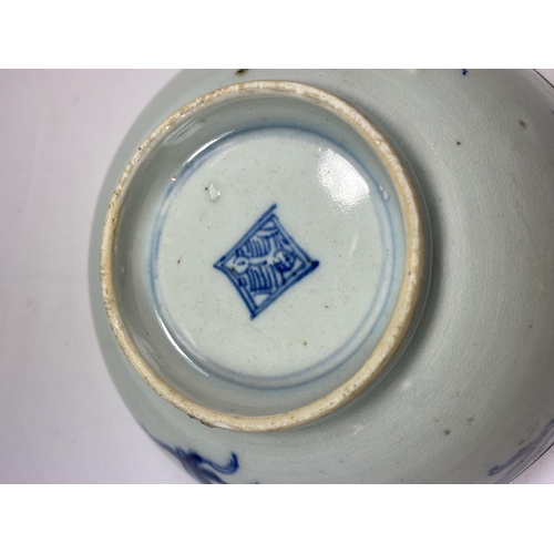 304 - A CHINESE TONGZHI PERIOD 19TH CENTURY BLUE AND WHITE BOWL WITH DRAGON DESIGN, SEAL MARK TO BASE, DIA... 