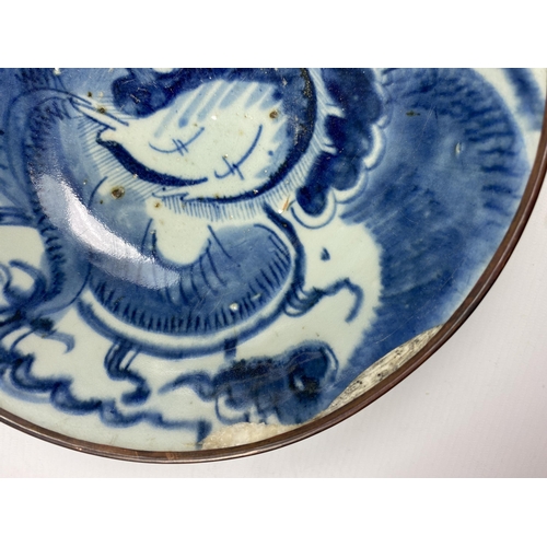 304 - A CHINESE TONGZHI PERIOD 19TH CENTURY BLUE AND WHITE BOWL WITH DRAGON DESIGN, SEAL MARK TO BASE, DIA... 