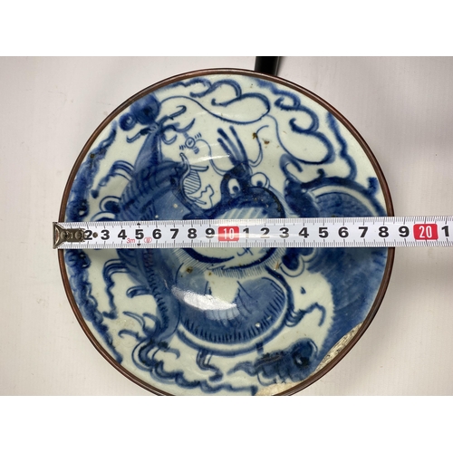 304 - A CHINESE TONGZHI PERIOD 19TH CENTURY BLUE AND WHITE BOWL WITH DRAGON DESIGN, SEAL MARK TO BASE, DIA... 