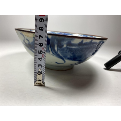 304 - A CHINESE TONGZHI PERIOD 19TH CENTURY BLUE AND WHITE BOWL WITH DRAGON DESIGN, SEAL MARK TO BASE, DIA... 