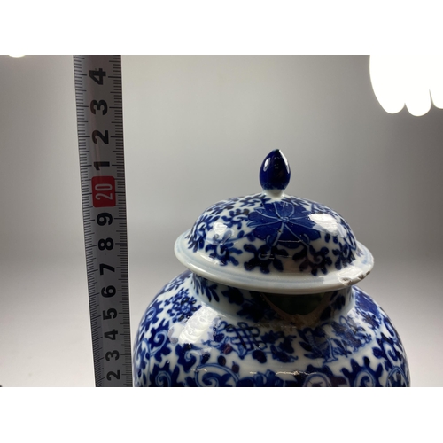 305 - A 19TH CENTURY CHINESE BLUE AND WHITE LIDDED TEMPLE JAR / VASE, FOUR CHARACTER MARK TO BASE, HEIGHT ... 