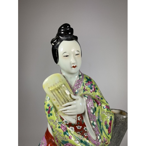 306 - A CHINESE PORCELAIN FIGURE OF A GEISHA LADY WITH PINK, GREEN & BLUE ENAMEL DESIGN, MARKED TO BASE, H... 