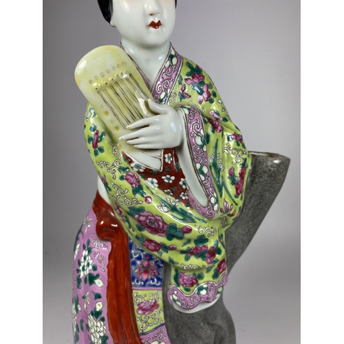 306 - A CHINESE PORCELAIN FIGURE OF A GEISHA LADY WITH PINK, GREEN & BLUE ENAMEL DESIGN, MARKED TO BASE, H... 