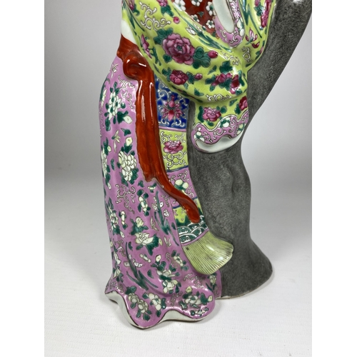 306 - A CHINESE PORCELAIN FIGURE OF A GEISHA LADY WITH PINK, GREEN & BLUE ENAMEL DESIGN, MARKED TO BASE, H... 