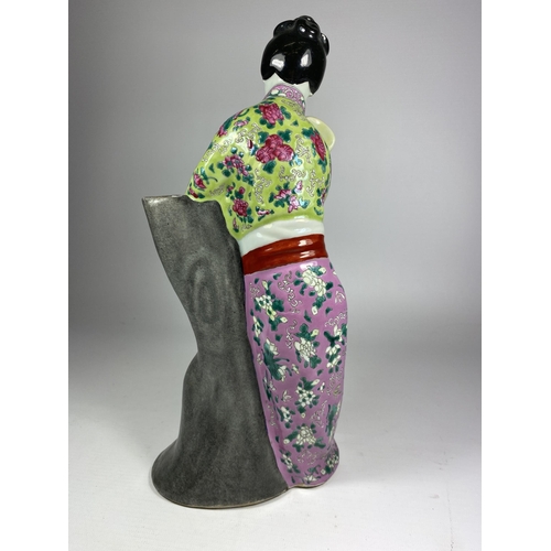 306 - A CHINESE PORCELAIN FIGURE OF A GEISHA LADY WITH PINK, GREEN & BLUE ENAMEL DESIGN, MARKED TO BASE, H... 