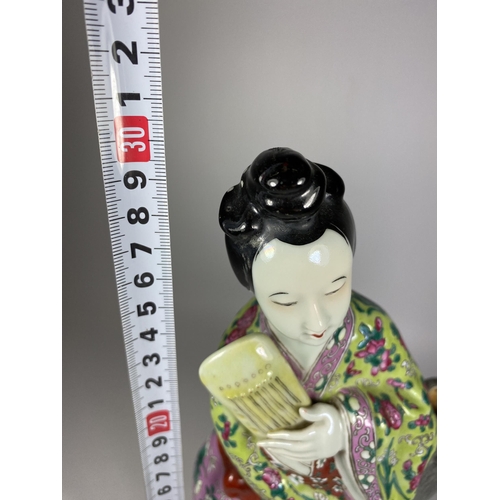 306 - A CHINESE PORCELAIN FIGURE OF A GEISHA LADY WITH PINK, GREEN & BLUE ENAMEL DESIGN, MARKED TO BASE, H... 